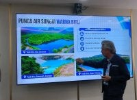 Abdul Rani menerangkan punca air sungai berwarna biru ketika taklimat kepada media baru-baru ini.