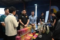 Tengku Amir (dua dari kanan) semasa melawat reruai selepas Dialog Diraja di Hyprground Pickleball, Seksyen 19 di sini p