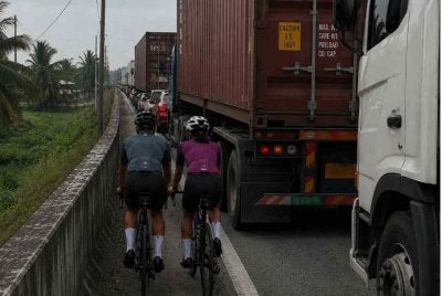 Berbasikal secara beriringan apatah lagi di laluan sibuk bukan pilihan paling selamat. Gambar hiasan