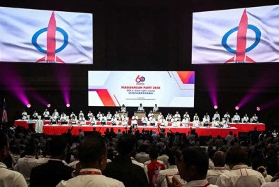 Gobind menggesa Anwar menyegerakan reformasi institusi utama menjelang Disember, termasuk mengasingkan peranan peguam negara dan pendakwa raya, mengehadkan tempoh jawatan perdana menteri kepada dua penggal, serta memperuntukkan dana pembangunan kawasan secara saksama. Foto fail Bernama 