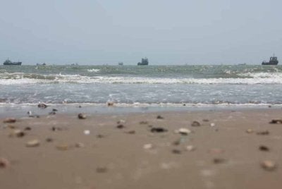 Kapal belayar di Selat Hormuz, laluan strategik yang menjadi tumpuan susulan rundingan Iran dan Oman bagi mewujudkan koridor perkapalan sementara. Foto Fail