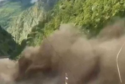 Rakaman imej yang diambil daripada rakaman UGC (kandungan dijana pengguna) ihsan Polis Nepal menunjukkan air banjir deras menghanyutkan rumah-rumah di sepanjang Sungai Bhote Koshi selepas kejadian banjir kilat di daerah Rasuwa. Foto: AFP