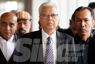 Ismail Sabri (tengah) tiba di Mahkamah Sesyen Kuala Lumpur pada Khamis untuk berdepan pertuduhan yang dipercayai berkaitan kesalahan membabitkan pengisytiharan aset. Foto: ROSLI TALIB