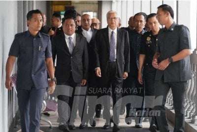 Ismail Sabri (depan, tengah) tiba di Mahkamah Sesyen Kuala Lumpur pada Khamis. Foto: ROSLI TALIB 