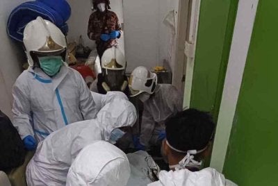Seorang lelaki berusia 57 tahun ditemukan mati di dalam sebuah bilik sewa di atas sebuah restoran di sepanjang Jalan OKK Abdullah di sini pada Rabu.
