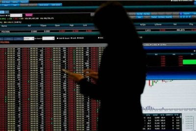 Bursa Malaysia dibuka lebih tinggi pada Khamis. Foto hiasan
