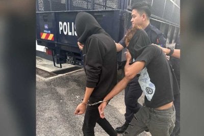Dua mekanik termasuk seorang OKU lembam dibawa keluar dari Mahkamah Majistret Kulai pada Khamis
