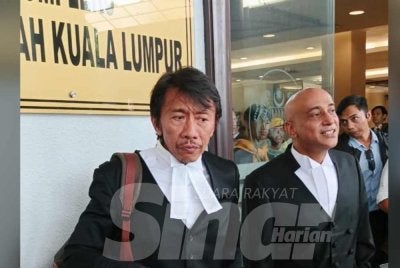 Amer Hamzah (kiri) ketika berada di Mahkamah Sesyen Kuala Lumpur pada Khamis. Foto: Sinar Harian/ Ahmad Ismadi Ismail