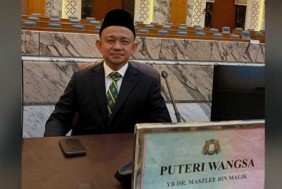 Maszlee Mengenakan tali leher Maktab Sultan Abu Bakar ketika mengangkat sumpah sebagai ADUN Puteri Wangsa di Bangunan Sultan Ismail, Kota Iskandar pada Khamis.