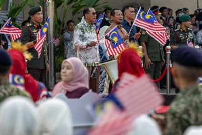 Mohamed Khaled mengibar Jalur Gemilang sempena majlis pelancaran Bulan Kebangsaan dan Kibarkan Jalur Gemilang Peringkat Kementerian Pertahanan di Wisma Pertahanan. Foto Bernama