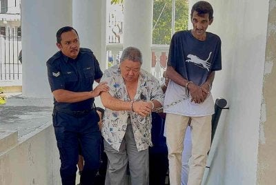 Tertuduh warga emas (tengah) diserang sawan ketika prosiding mahkamah.