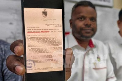 Arul Kumar menunjukkan surat daripada Pejabat Menteri Besar yang meminta laporan peruntukan Pusat Khidmat DUN dan laporan kesejahteraan rakyat bagi tahun 2026. Foto Sinar Harian