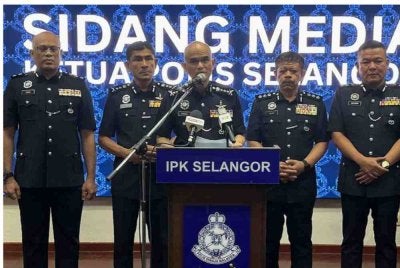 Shazeli (tengah) dalam sidang akhbar di IPK Selangor pada Khamis.