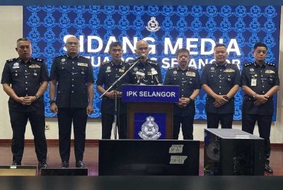 Shazeli (tengah) dalam sidang akhbar di IPK Selangor pada Khamis.