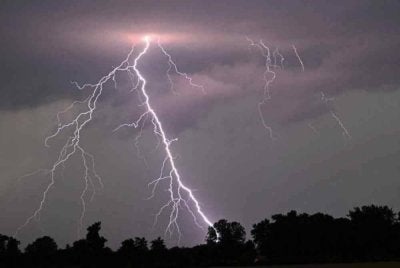 MetMalaysia mengeluarkan amaran ribut petir, hujan lebat dan angin kencang di tiga negeri. Foto hiasan