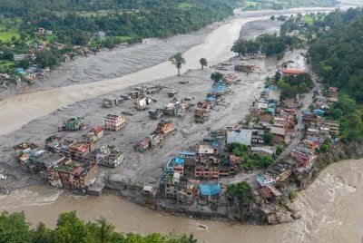 Pemandangan udara menunjukkan rumah-rumah ditenggelami lumpur susulan banjir kilat di Devighat, Perbandaran Bidur, daerah Nuwakot, Nepal. Foto AFP