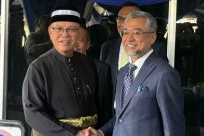 Wan Rosdy dan Jasri ketika ditemui selepas Sidang Dun di Wisma Sri Pahang di sini pada Khamis