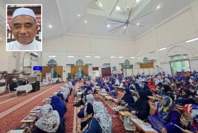 Program Malaysia #QuranHour peringkat negeri Perak yang berlangsung di Masjid Al Hidayah, RPT Pengkalan Pegoh Seberang, Lahat pada Khamis berjaya menghimpunkan kira-kira 500 peserta daripada seluruh jaringan Rumah Ngaji di Perak. Gambar kecil: Abd Rashid