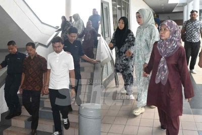 Mengikut pertuduhan, kesemua lima meraka didakwa melakukan gaduh gempar dengan memukul antara satu sama lain di tempat awam