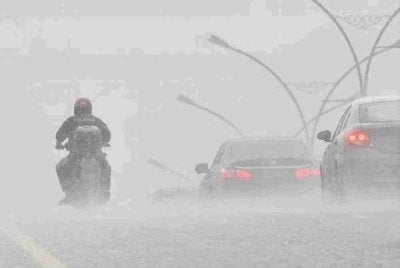 Amaran ribut petir, hujan lebat dan angin kencang dijangka melanda lima negeri serta Kuala Lumpur pada petang ini. Gambar hiasan 
