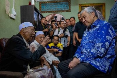 Ahmad Zahid menziarahi Hashim di kediamannya di Sanglang di sini pada Khamis. 