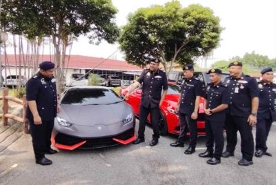 Jasyindar (dua dari kiri) menunjukkan Lamborghini yang disita kerana tiada cukai jalan.