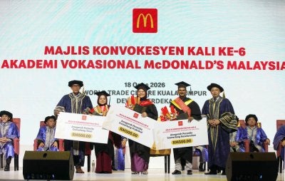 Zainal bersama Azmir bergambar bersama Penerima Anugerah Perantis pada Majlis Konvokesyen Kali ke-6 Akademi Vokasional McDonald’s Malaysia yang diadakan di World Trade Centre (WTC) Kuala Lumpur baru-baru ini.