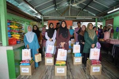 Komuniti Bandar Tasik Puteri menerima sumbangankotak makanan asas dan kit kebersihan diri yang disampaikan menerusi program HCO 1.0.