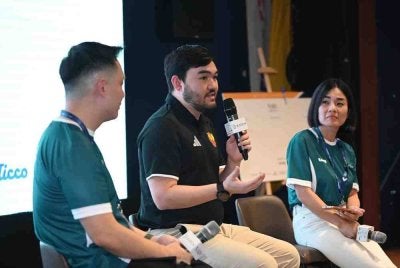 Tengku Amir (tengah) ketika Program Dialog Diraja dan Sesi Rangkaian Perniagaan Nadi di Hyprground Pickleball, Seksyen 19 di sini pada Khamis.