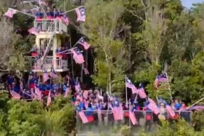 Warga IPD Mersing mengibar 69 Jalur Gemilang selepas berjaya menawan puncak Gunung Arong, Tanjung Resang. 