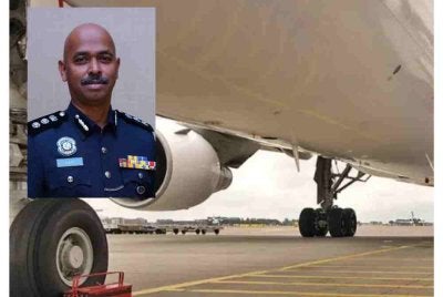  Polis mengklasifikasikan kes penemuan mayat seorang lelaki dalam ruang simpanan tayar sebuah pesawat di Lapangan Terbang Antarabangsa Kuala Lumpur 2 (KLIA2) di sini pada Khamis, sebagai mati mengejut (SDR).