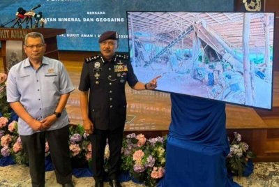 Mohd Yusri menunjukkan antara keadaan premis lombong haram yang diserbu menerusi Op Gali Mega.