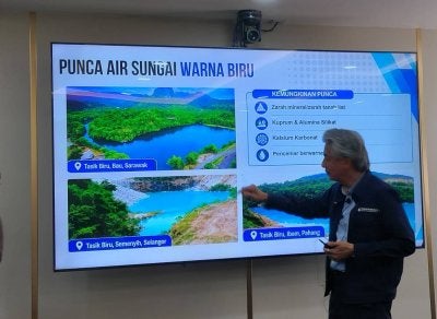 Abdul Rani menerangkan punca air sungai berwarna biru ketika taklimat kepada media baru-baru ini.