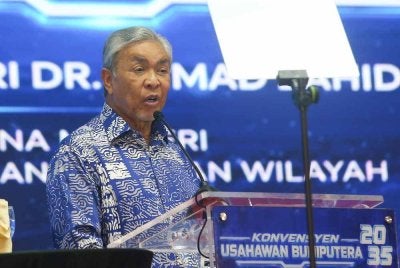 Ahmad Zahid hadir (tiga kanan) hadir Konvensyen Usahawan Bumiputera (KUB)2035 di Alor Setar pada Khamis.