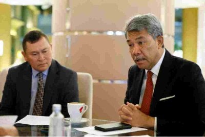 Mohamad bercakap kepada media menjelang Mesyuarat Tergempar Majlis Menteri-Menteri Luar Negeri (CFM) Pertubuhan Kerjasama Islam (OIC) esok bagi membincangkan perkembangan terkini berkaitan Palestin, pada Khamis. Turut hadir Duta Besar Malaysia ke Arab Saudi Datuk Syed Mohamad Bakri Syed Abdul Rahman (kiri). Foto Bernama 