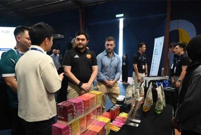Tengku Amir (dua dari kanan) semasa melawat reruai selepas Dialog Diraja di Hyprground Pickleball, Seksyen 19 pada Khamis. 