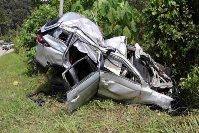 Keadaan kenderaan Proton X70 yang remuk selepas terbabas dan melanggar tiang lampu. Foto: PDRM