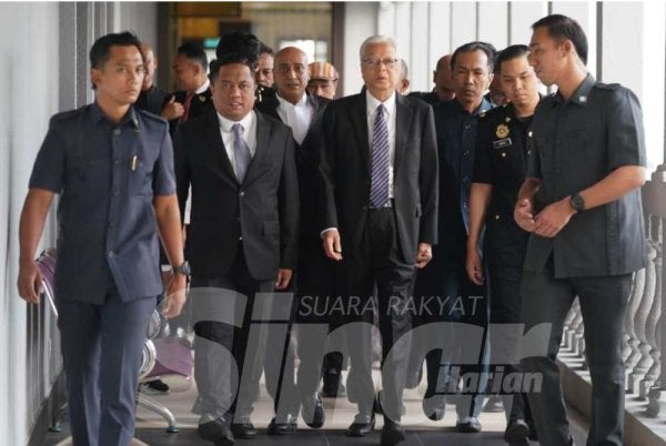 Ismail Sabri (depan, tengah) tiba di Mahkamah Sesyen Kuala Lumpur pada Khamis. Foto: ROSLI TALIB 