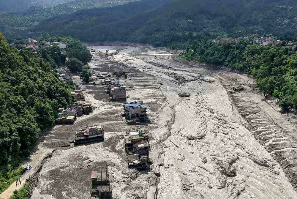Nepal yang terletak di banjaran Himalaya yang semakin panas mempunyai ribuan glasier yang terus mencair, manakala lapisan permafrost yang membantu menstabilkan struktur gunung turut semakin berkurangan.