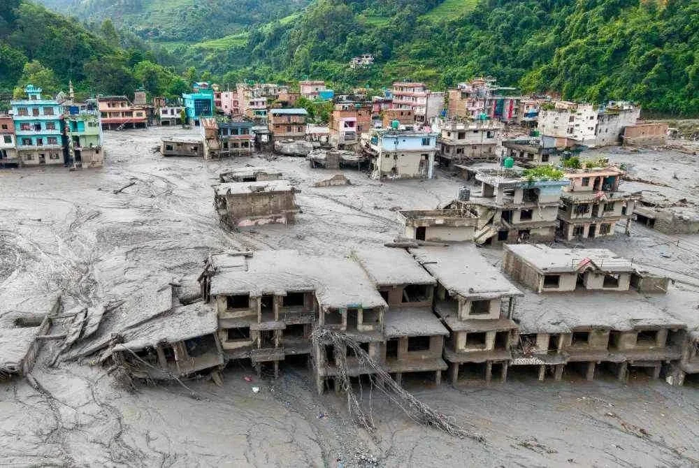 Kesan aliran banjir deras yang memusnahkan kawasan lembah gunung.