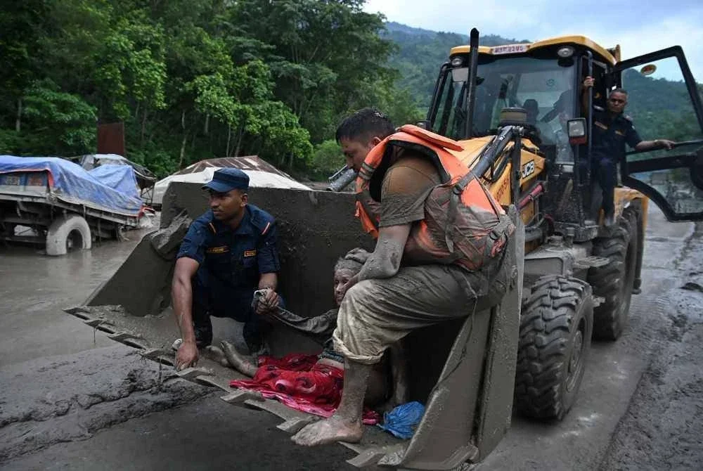 Operasi mencari dan menyelamat giat dijalankan.