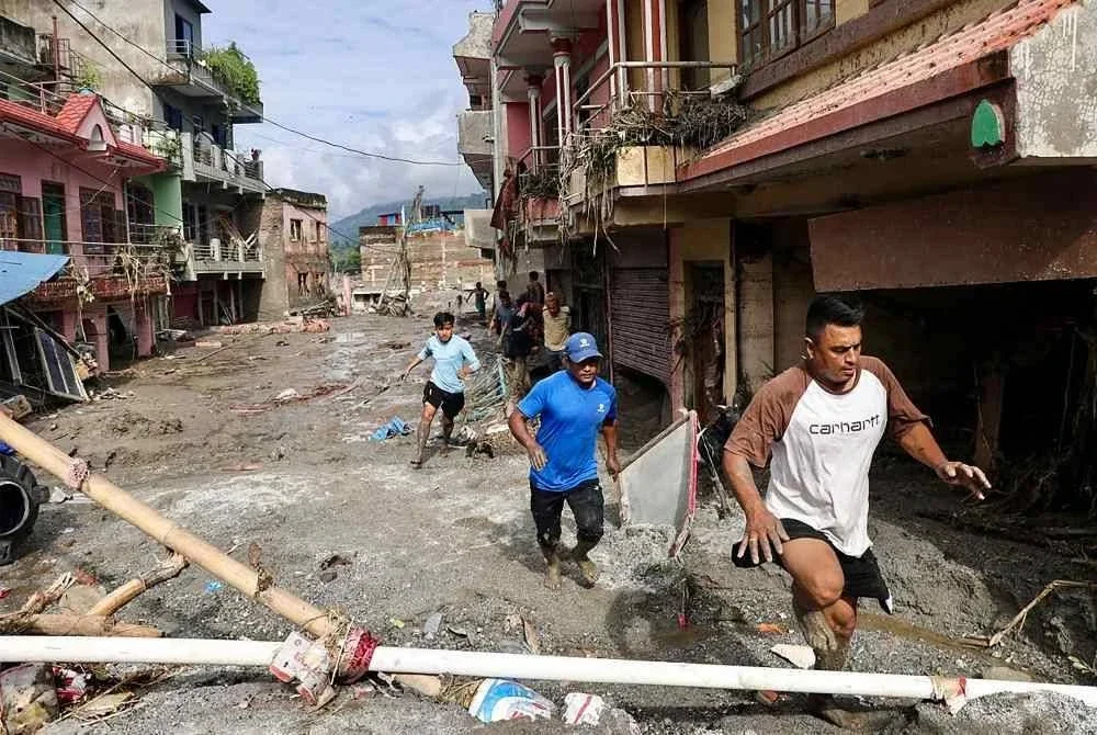 Penduduk kini bimbang dengan gelombang banjir susulan.