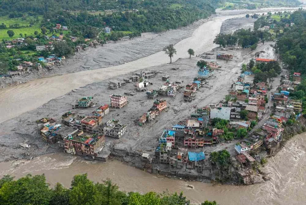 Pandangan udara menunjukkan rumah-rumah ditenggelami lumpur susulan banjir kilat di Devighat, Perbandaran Bidur di daerah Nuwakot, Nepal. Foto AFP