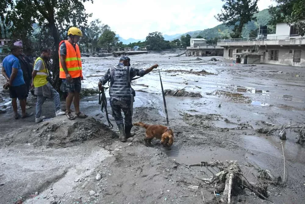 Pasukan penyelamat menyusur kawasan yang terjejas teruk untuk mencari lebih 1,300 orang yang dilaporkan hilang, sehari selepas banjir kilat dan tanah runtuh di sepanjang sempadan Nepal-Tibet. Foto AFP