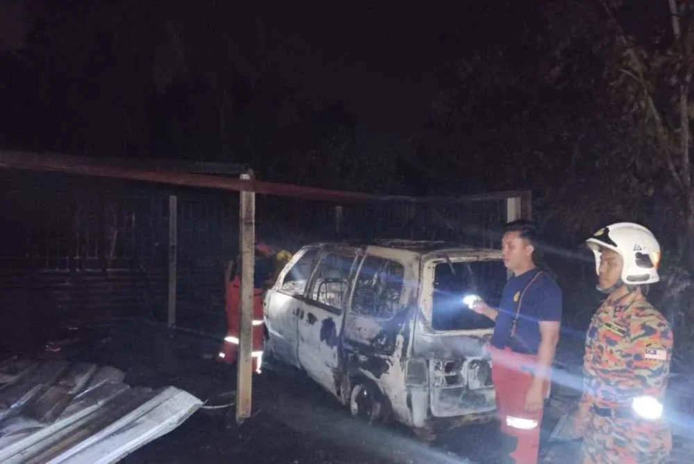 Keadaan kebakaran sebuah garaj kenderaan di Jalan Bernam Tanjong Karang pada Khamis.