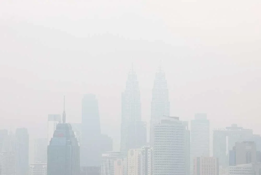 Pemandangan di Menara Berkembar Petronas kelihatan kabur berikutan jarak penglihatan terjejas akibat jerebu pada Rabu lepas. Foto Bernama