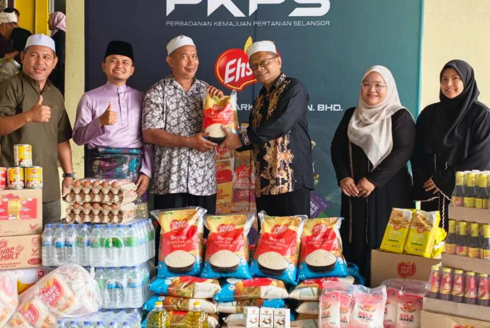Pongot (tiga dari kanan) menyerahkan bakul makanan kepada Pengerusi Sekolah Tahfiz Al Habbah, Abdul Khalid Sulaiman.