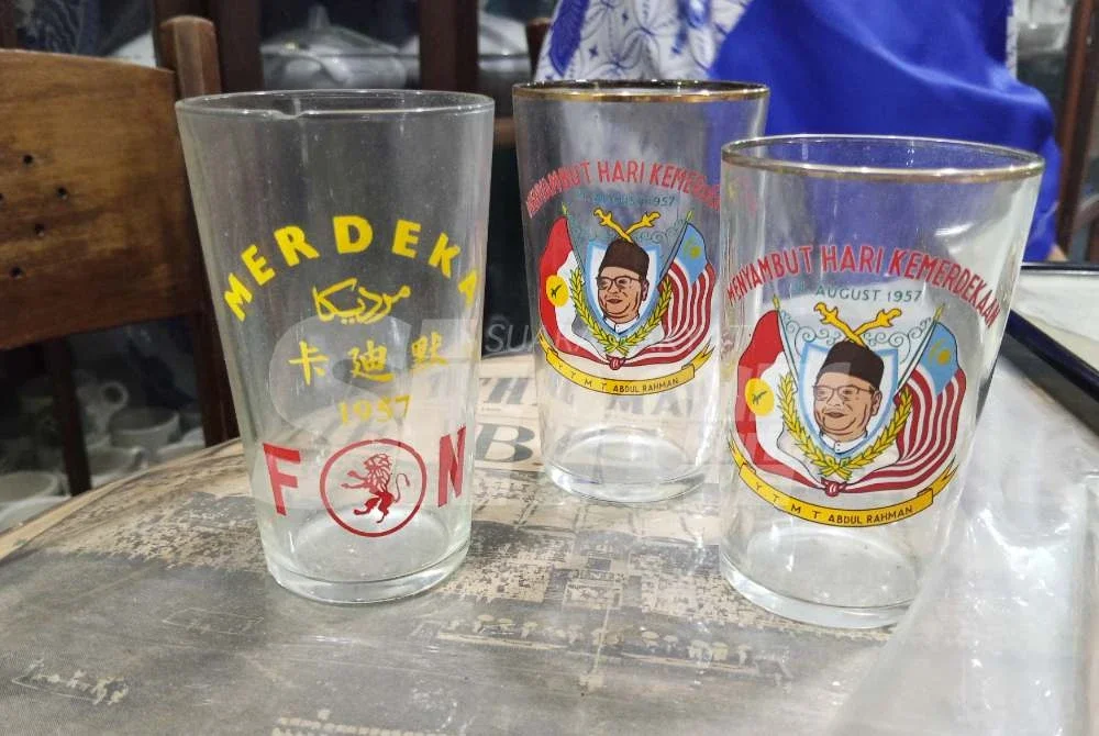 Cawan cenderamata bertemakan kemerdekaan antara koleksi unik.