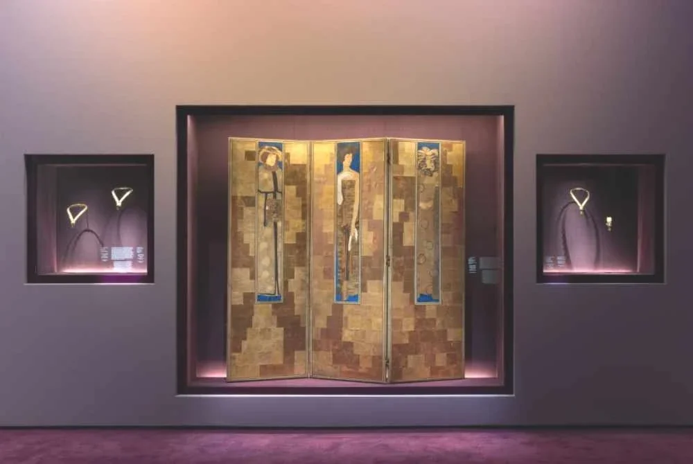 Gambar pameran yang dipaparkan di laman web muzium menunjukkan kalung tersebut berada di dalam bekas pameran kaca. Foto laman web MAK