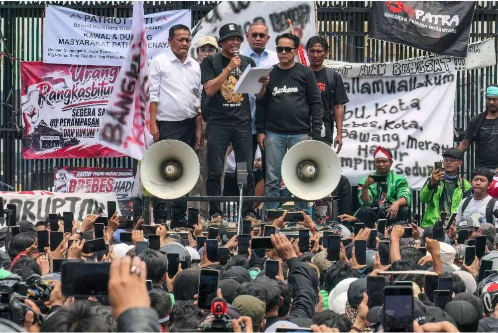 Penunjuk perasaan, Supriyono (tengah), atau lebih dikenali sebagai Botok, menyampaikan ucapan ketika demonstrasi di luar bangunan Parlimen di Jakarta pada 27 Ogos 2026. Foto: AFP